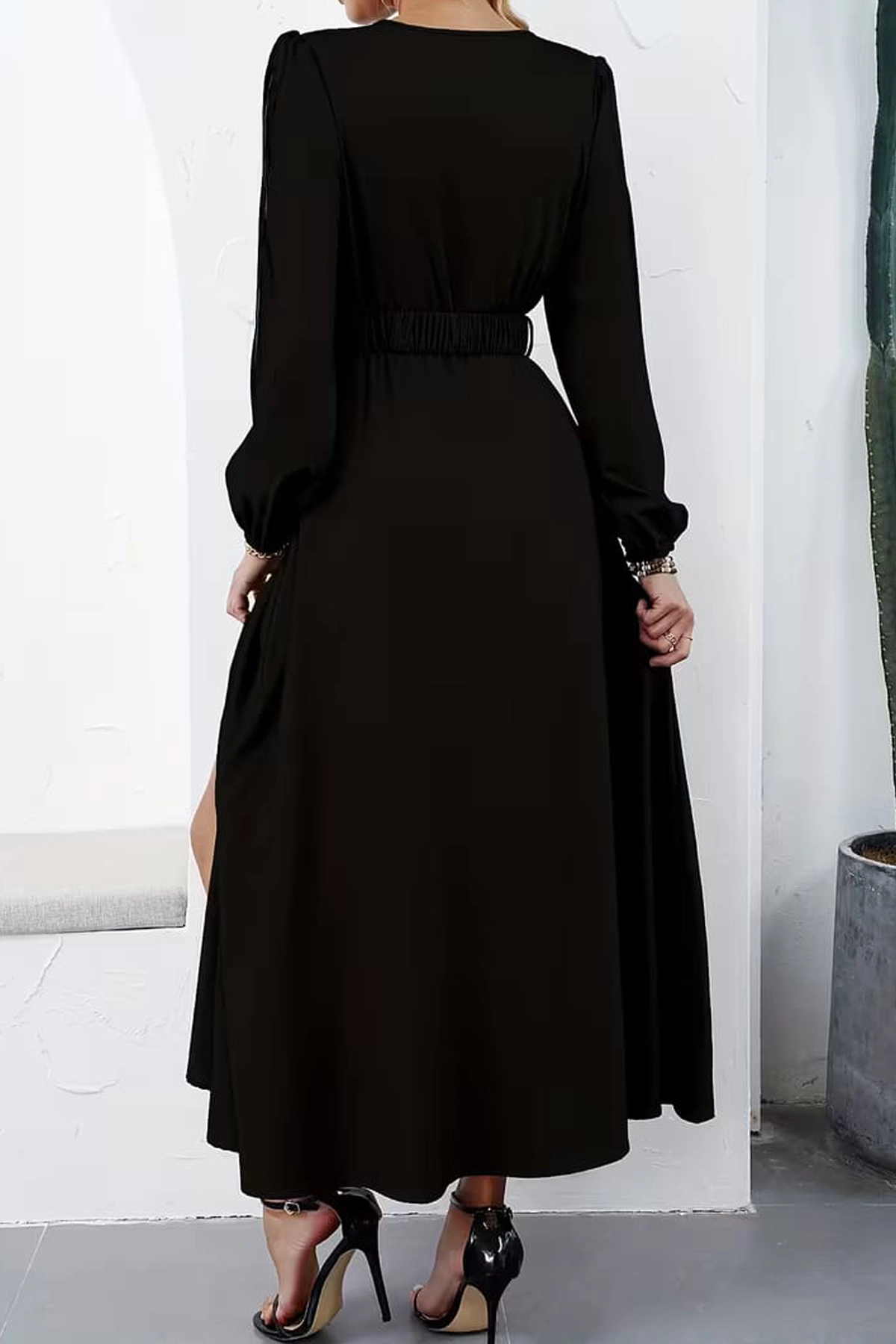 Siyah Kruvaze Yaka Uzun Kollu Maxi Elbise Yırtmaç Detaylı Beli Kemerli Tokalı Elbise